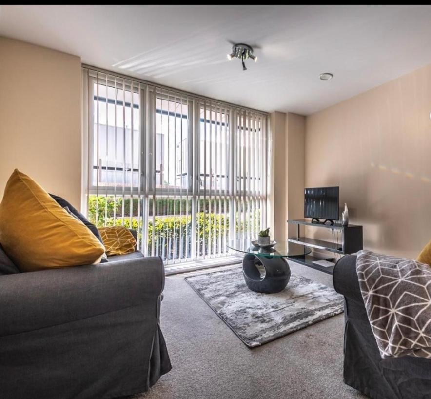 Stylish 2 Bedroom Apartment-Short Term Lets & Serviced Accomodation เรดดิ้ง ภายนอก รูปภาพ