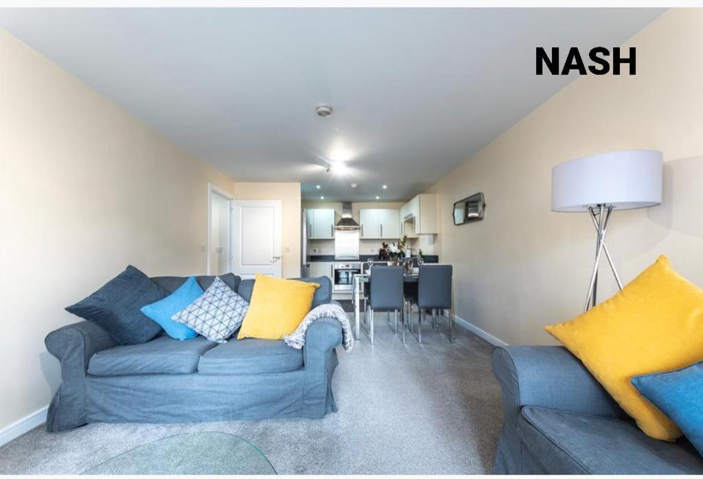 Stylish 2 Bedroom Apartment-Short Term Lets & Serviced Accomodation เรดดิ้ง ภายนอก รูปภาพ