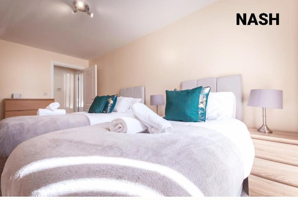 Stylish 2 Bedroom Apartment-Short Term Lets & Serviced Accomodation เรดดิ้ง ภายนอก รูปภาพ