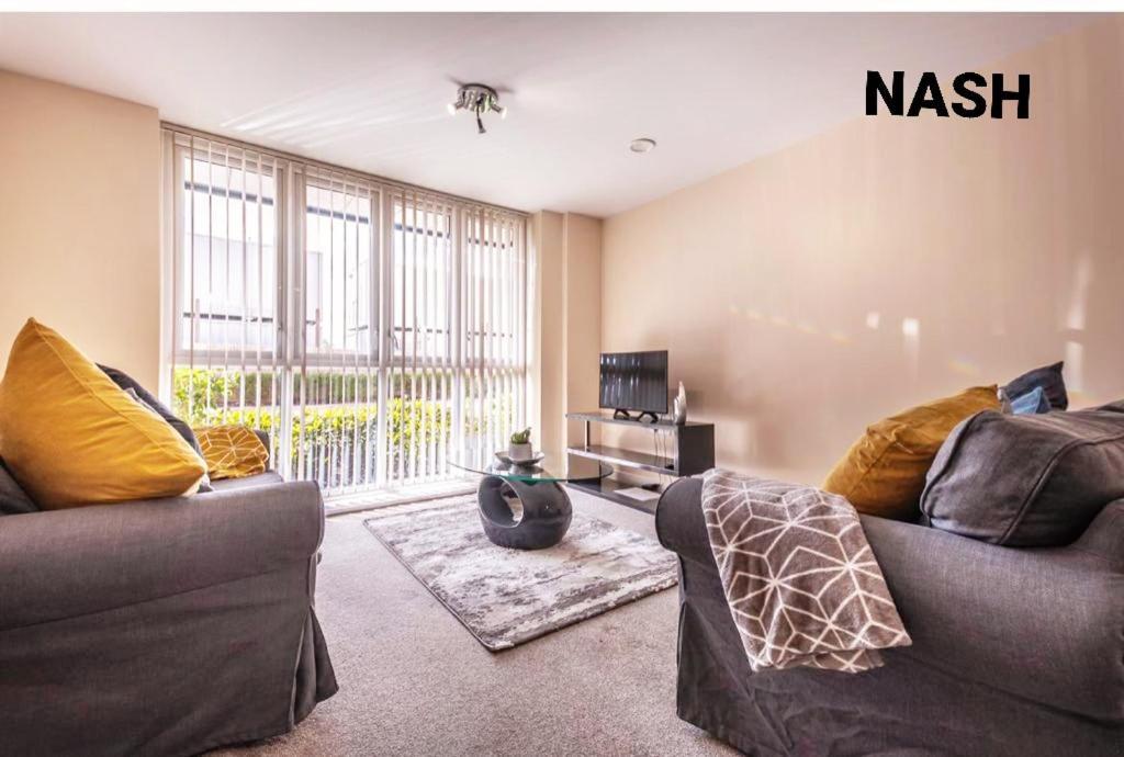 Stylish 2 Bedroom Apartment-Short Term Lets & Serviced Accomodation เรดดิ้ง ภายนอก รูปภาพ