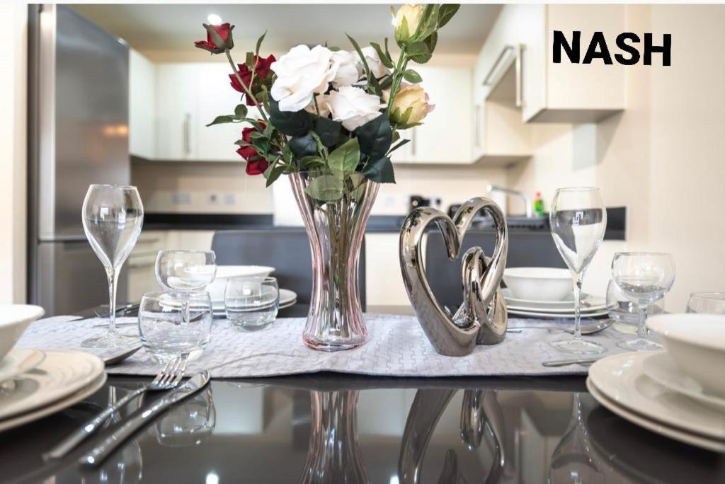 Stylish 2 Bedroom Apartment-Short Term Lets & Serviced Accomodation เรดดิ้ง ภายนอก รูปภาพ