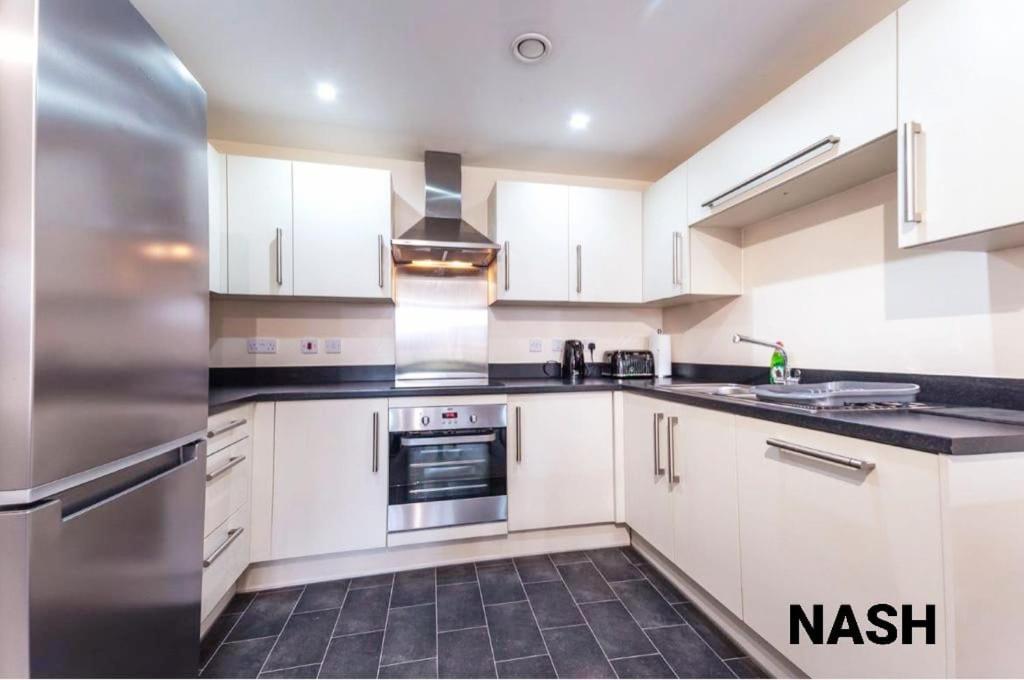 Stylish 2 Bedroom Apartment-Short Term Lets & Serviced Accomodation เรดดิ้ง ภายนอก รูปภาพ